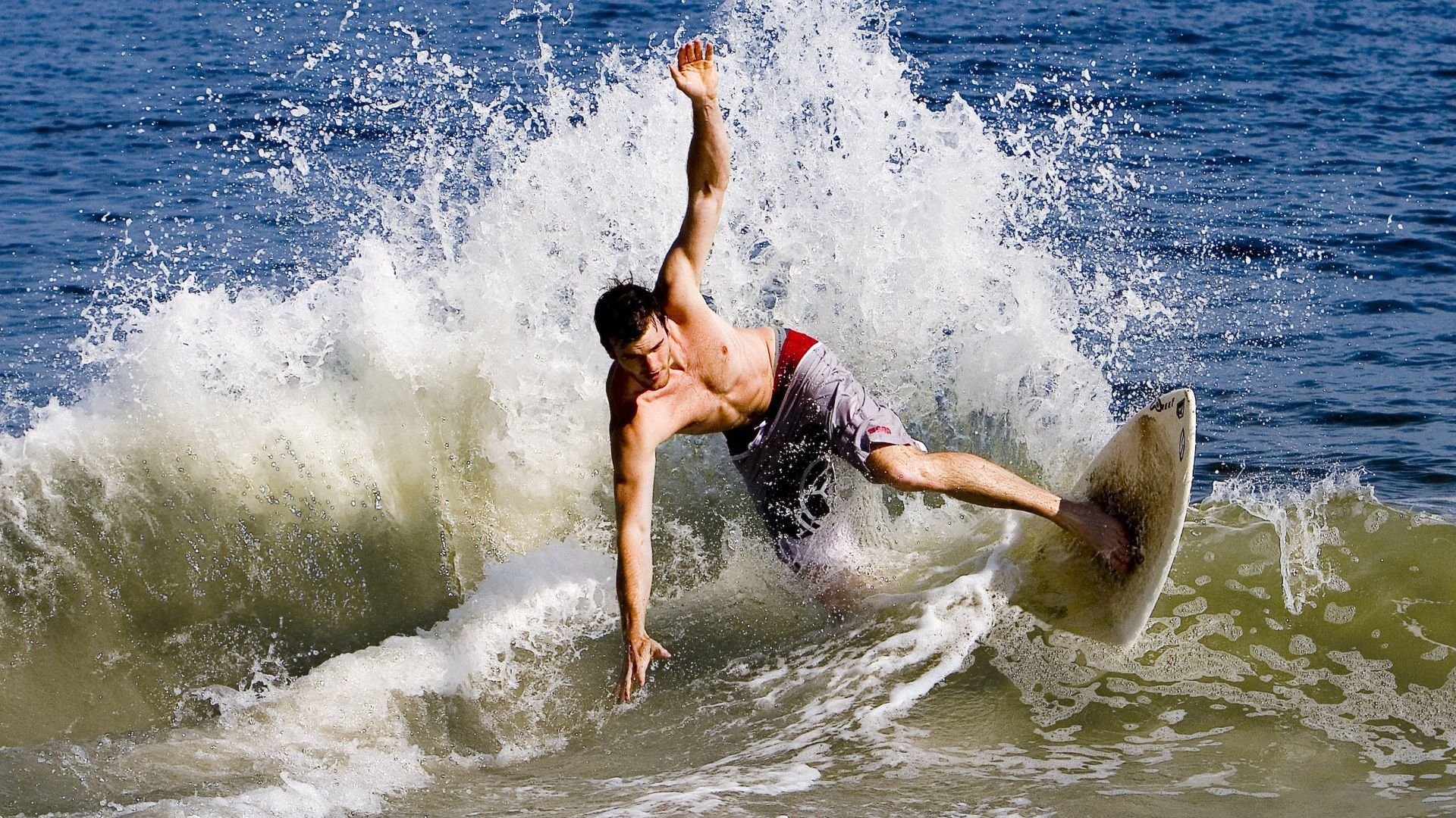 AYX官网-_冬季特色赛事：冰雪场地中的热血对决_，冰雪运动比赛视频